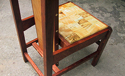 座面はトチ寄木