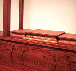 台座と蓮の線彫り